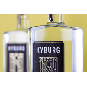 Many fine details and 3D embossings make Gin Kyburg a real eye-catcher.
